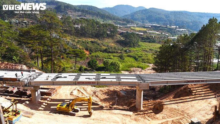 Cận cảnh cầu cạn qua điểm sạt lở khổng lồ trên đèo Mimosa tại Đà Lạt- Ảnh 2. Cận cảnh cầu cạn qua điểm sạt lở khổng lồ trên đèo Mimosa tại Đà Lạt- Ảnh 2.
