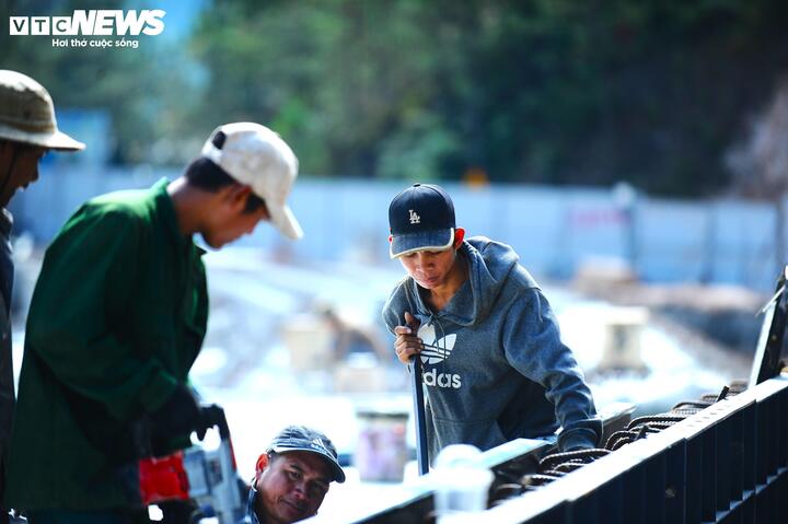 Cận cảnh cầu cạn qua điểm sạt lở khổng lồ trên đèo Mimosa tại Đà Lạt- Ảnh 10. Cận cảnh cầu cạn qua điểm sạt lở khổng lồ trên đèo Mimosa tại Đà Lạt- Ảnh 10.