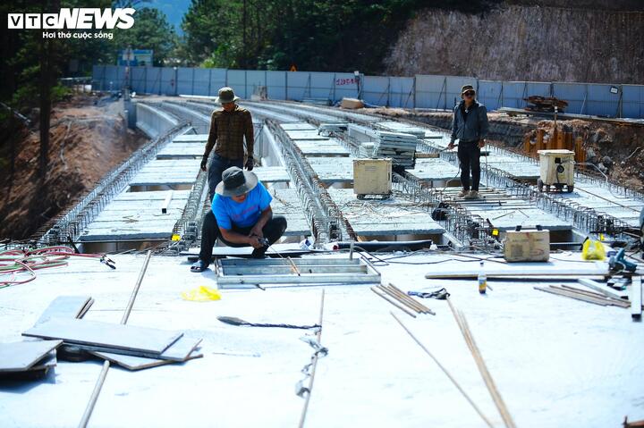 Cận cảnh cầu cạn qua điểm sạt lở khổng lồ trên đèo Mimosa tại Đà Lạt- Ảnh 11. Cận cảnh cầu cạn qua điểm sạt lở khổng lồ trên đèo Mimosa tại Đà Lạt- Ảnh 11.