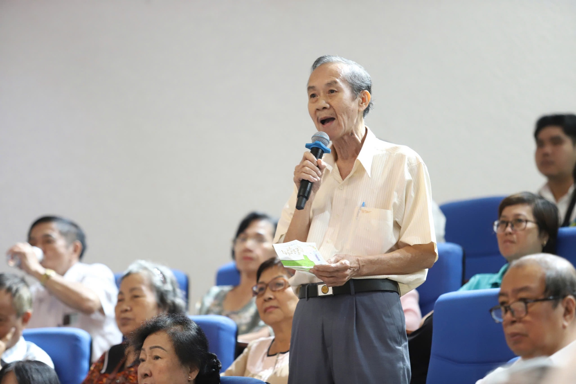 cu-tri-1-1772426273626482327182-1772431388104-1772431388428465808732 Gặp Bí thư Thành ủy TPHCM, cử tri khen vụ công viên Lý Thái Tổ, đất "vàng" bỏ trống thành công viên - Ảnh 4.
