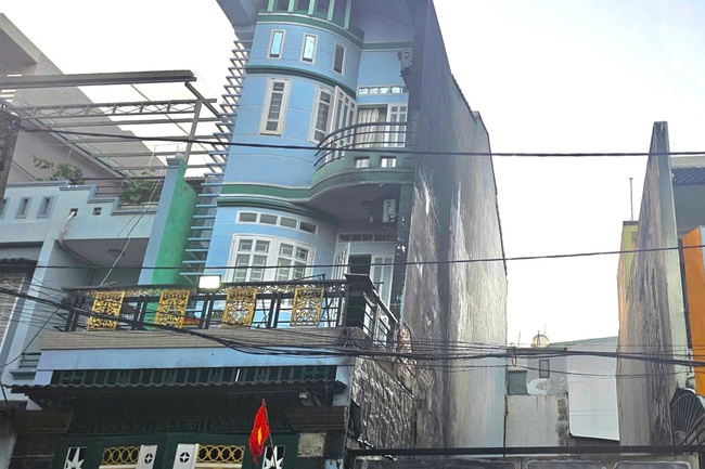 Cháy ở TPHCM, đe dọa 2 căn nhà- Ảnh 1. Cháy ở TPHCM, đe dọa 2 căn nhà- Ảnh 1.