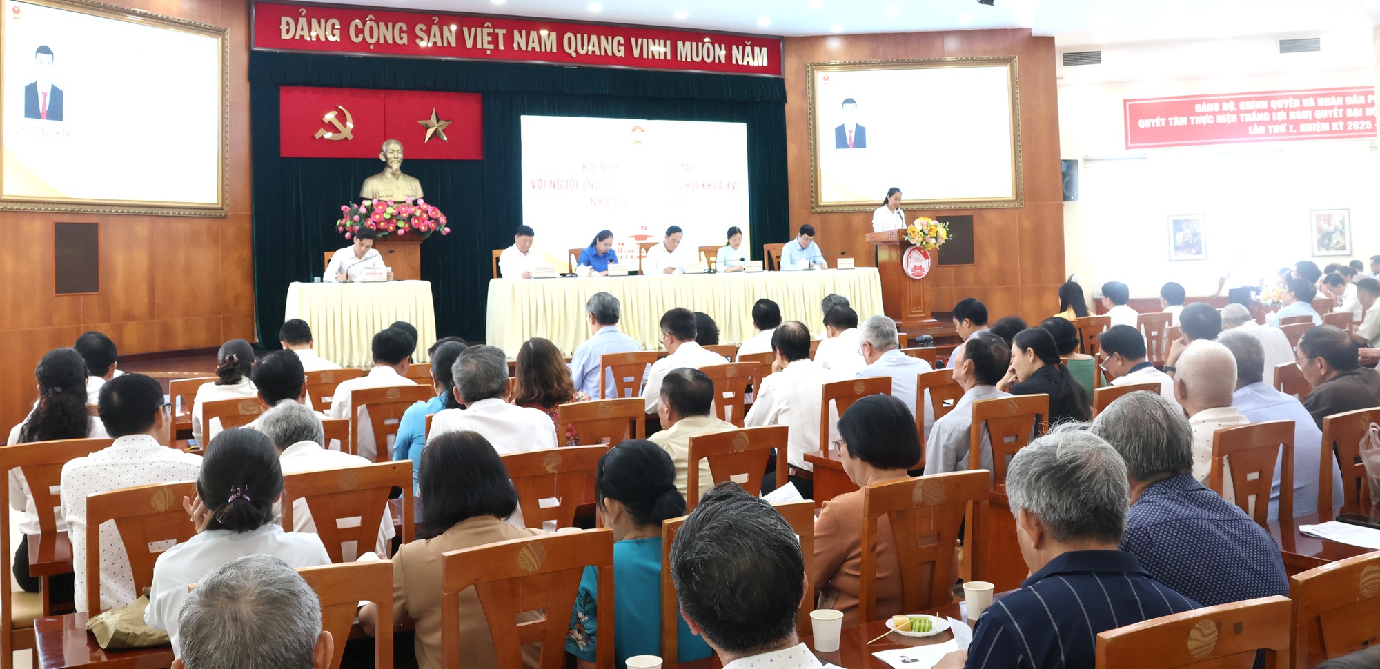 img3510-17724477679971530794569-1772455766686-17724557670351352782599 Bí thư Thành ủy TPHCM hứa với cử tri: Metro số 2 sẽ nhanh hơn Metro số 1 - Ảnh 4.