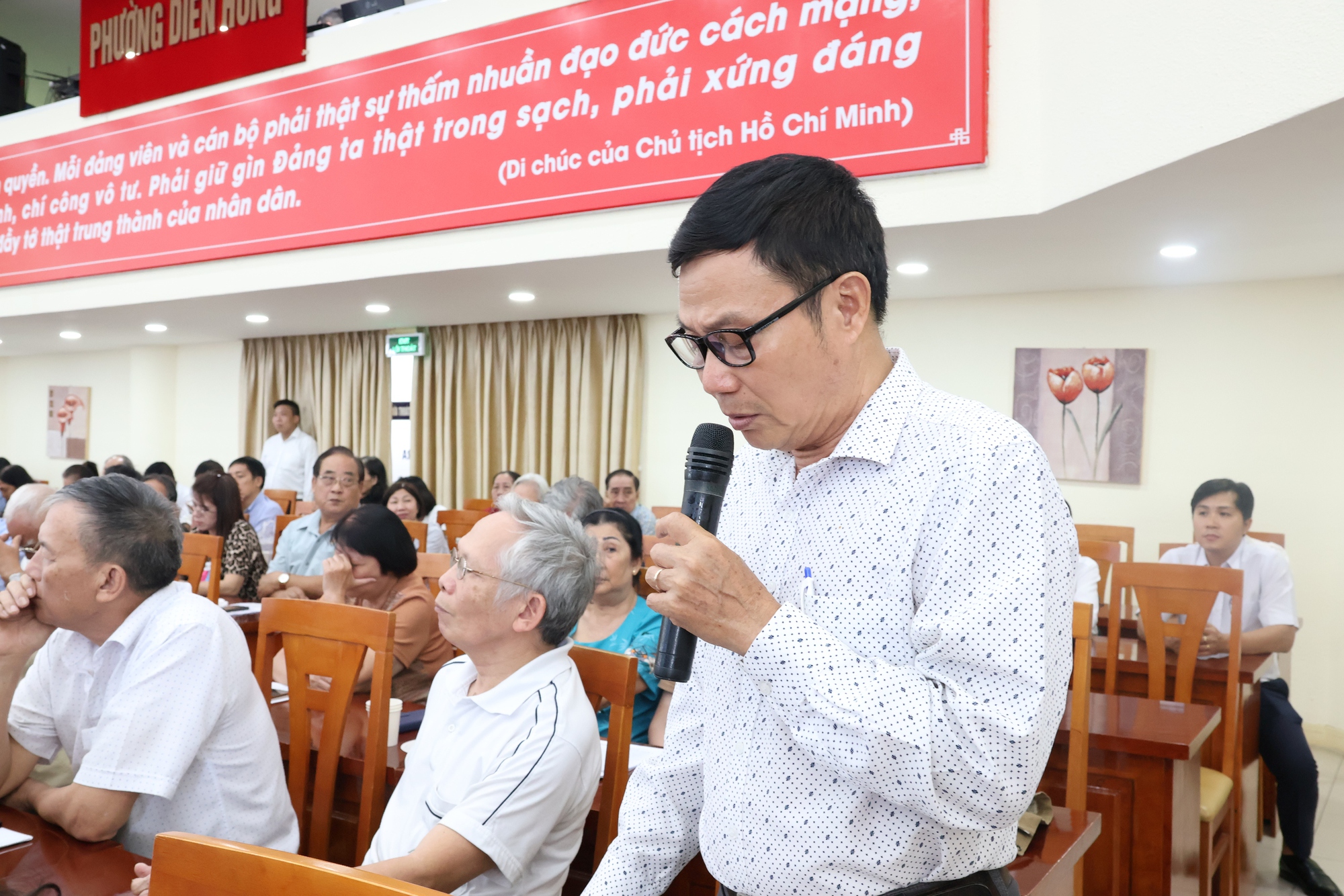 img3584-1772447766014332025455-1772455766686-1772455767170266486152 Bí thư Thành ủy TPHCM hứa với cử tri: Metro số 2 sẽ nhanh hơn Metro số 1 - Ảnh 8.
