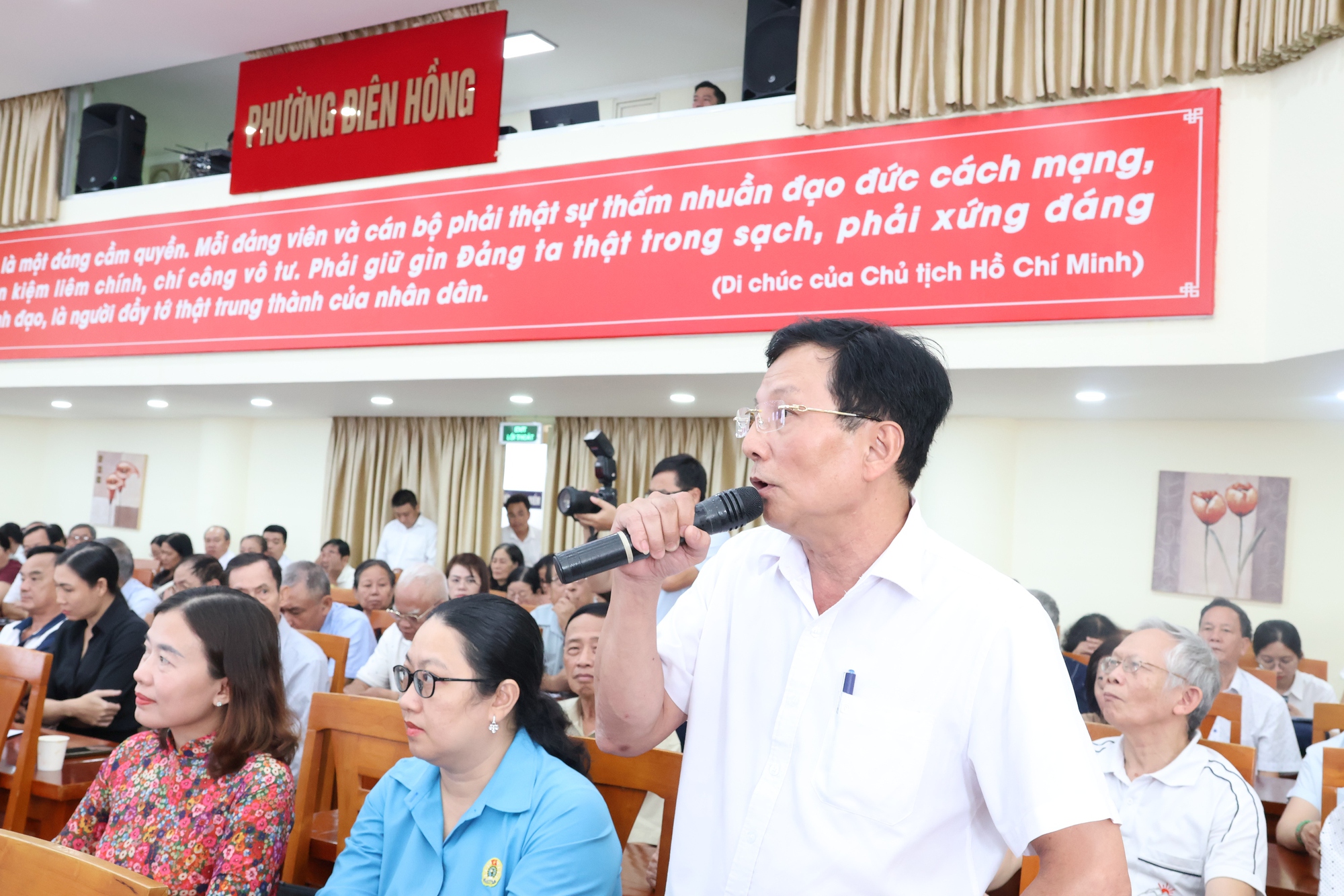 img3592-1772447764851351281121-1772455766686-1772455767134770965365 Bí thư Thành ủy TPHCM hứa với cử tri: Metro số 2 sẽ nhanh hơn Metro số 1 - Ảnh 5.