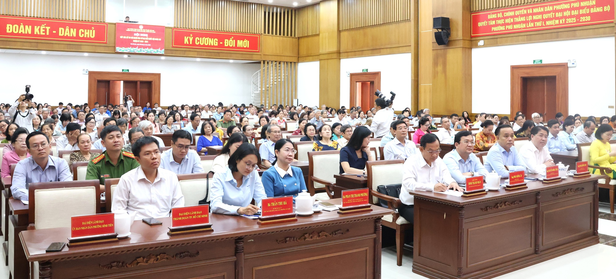 img3716-1772520628088828358904-1772525725579-1772525726125348613817 Gặp cử tri trước kỳ bầu cử, Bí thư Trần Lưu Quang chia sẻ hai việc lớn TPHCM phải làm ngay - Ảnh 5.
