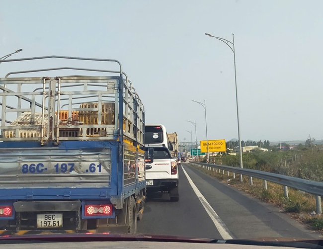 Xe xếp hàng dài vì lỗi kỹ thuật trạm thu phí trên cao tốc Phan Thiết – Dầu Giây- Ảnh 1. Xe xếp hàng dài vì lỗi kỹ thuật trạm thu phí trên cao tốc Phan Thiết – Dầu Giây- Ảnh 1.