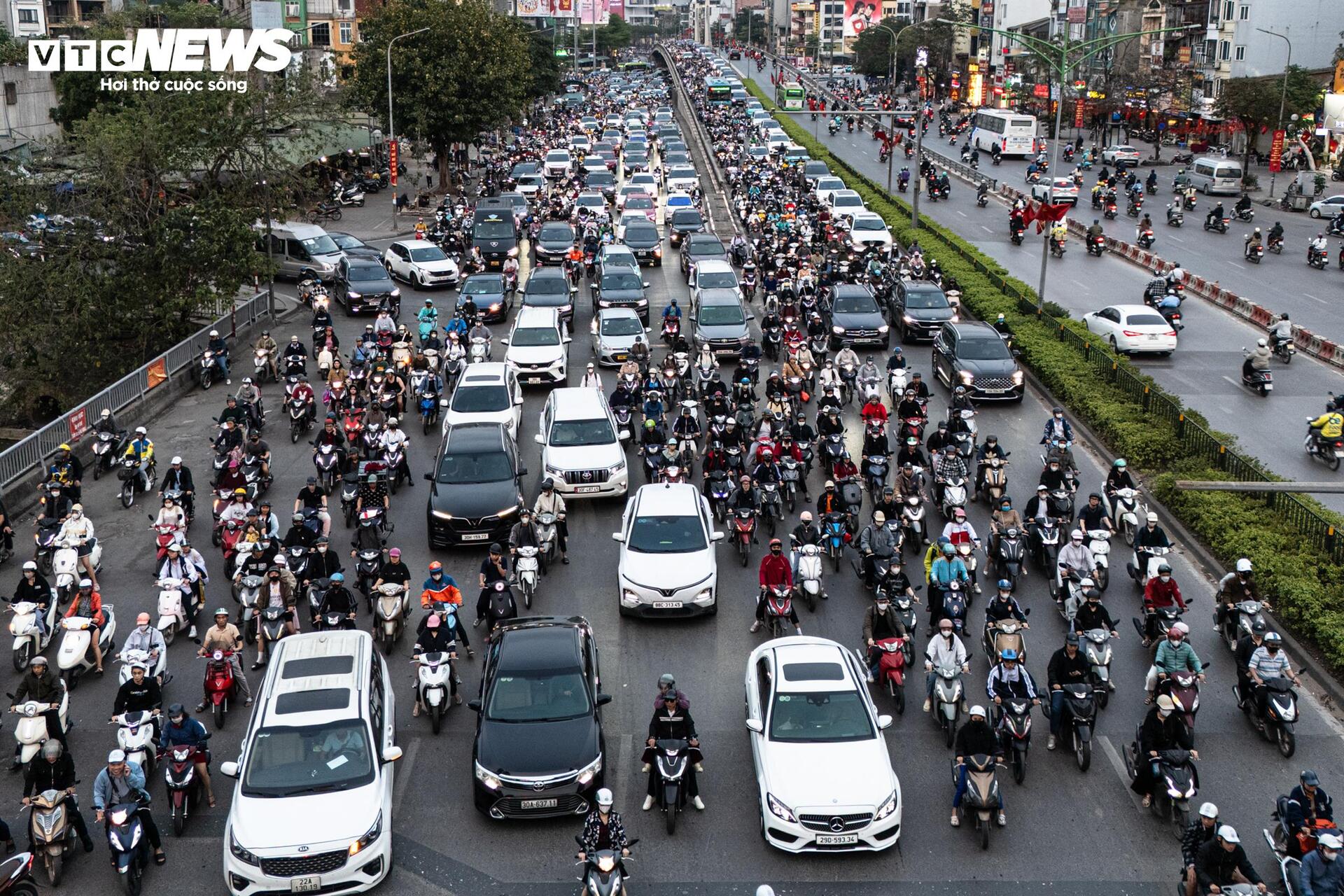 lo cot chiem gan 1 3 mat duong nguoi dan nhich tung met ve nha tren duong nguyen trai gio cao diem 13 18592553 1773754732314 1773754732598328648456