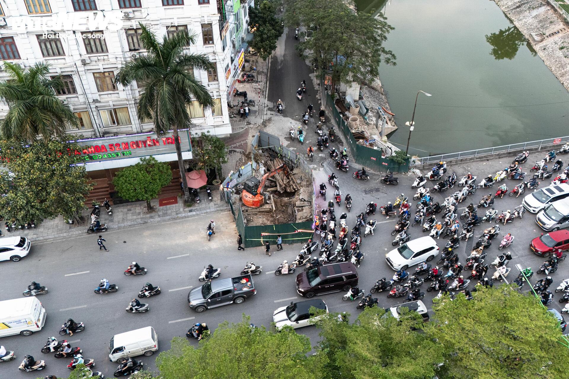 lo cot chiem gan 1 3 mat duong nguoi dan nhich tung met ve nha tren duong nguyen trai gio cao diem 15 19001698 1773754738768 17737547389001933622520