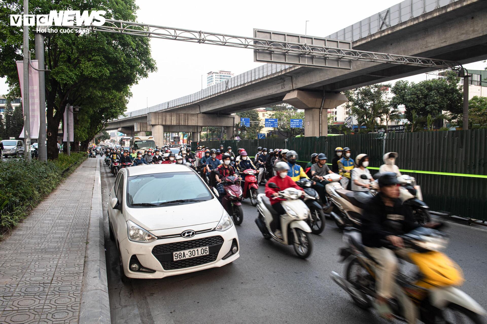 lo cot chiem gan 1 3 mat duong nguoi dan nhich tung met ve nha tren duong nguyen trai gio cao diem 19 19020323 1773754742314 17737547426321540375310