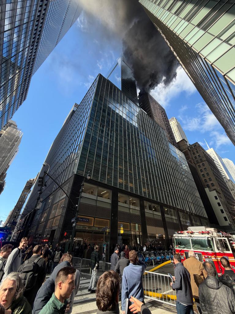NÓNG: Toà nhà trung tâm New York bốc cháy ngùn ngụt- Ảnh 1.