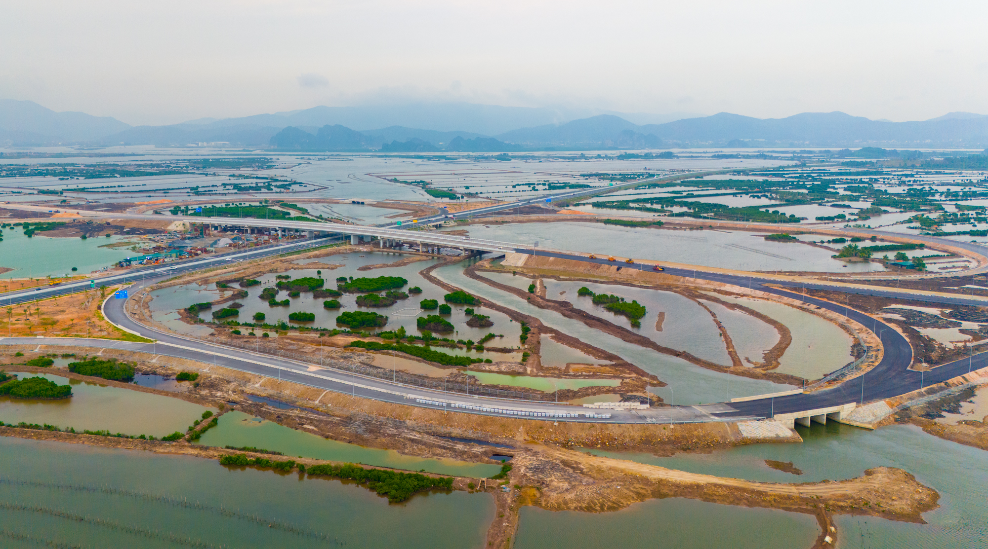 Quảng Ninh chỉ đạo “nóng” với loạt dự án, trong đó có 2 siêu dự án 23,6 tỷ USD của tỷ phú Phạm Nhật Vượng - Ảnh 1. Quảng Ninh chỉ đạo “nóng” với loạt dự án, trong đó có 2 siêu dự án 23,6 tỷ USD của tỷ phú Phạm Nhật Vượng - Ảnh 1.