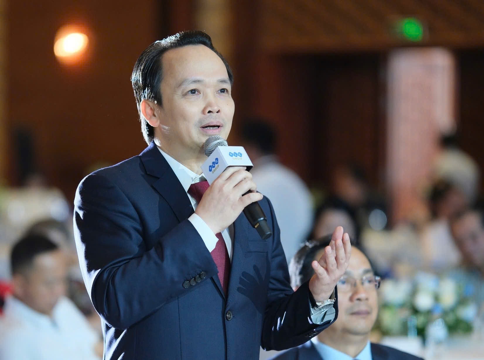 Bất ngờ xuất hiện, Chủ tịch FLC Trịnh Văn Quyết cất lời bài hát "Còn thương nhau thì về"- Ảnh 1. Bất ngờ xuất hiện, Chủ tịch FLC Trịnh Văn Quyết cất lời bài hát "Còn thương nhau thì về"- Ảnh 1.
