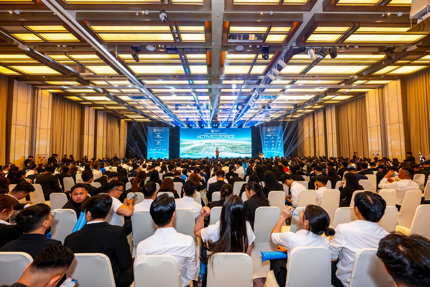 Gần 1.000 chiến binh “bùng nổ” tại sự kiện đào tạo chuyên sâu dự án Hiep Phuoc Premia - Ảnh 1. Gần 1.000 chiến binh “bùng nổ” tại sự kiện đào tạo chuyên sâu dự án Hiep Phuoc Premia - Ảnh 1.